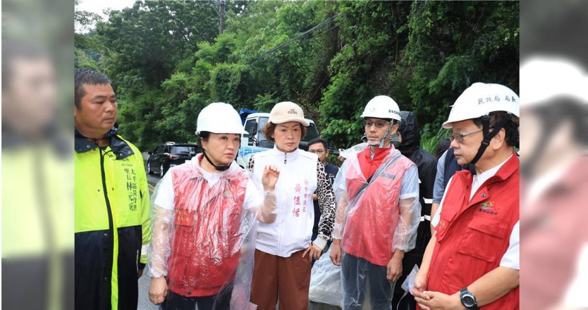 台中31日清晨大雨傾盆、災情頻傳，卻未停班停課，台中市長盧秀燕受訪時表示，「不能怪中央氣象署」，也強調全力救災。（圖／中國時報記者馮惠宜攝）