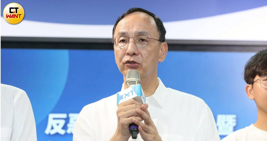 國民黨主席朱立倫表示，民進黨藉由發動罷免意圖奪回國會過半，呼籲選民用選票守護民主與台灣經濟。（圖／劉耿豪攝）