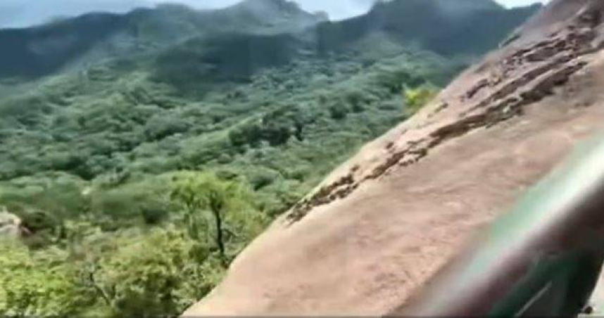 男子2日前往遼寧省丹東市鳳凰山風景區旅遊時，不慎從欄杆上跌落懸崖。（圖／翻攝自新京報）