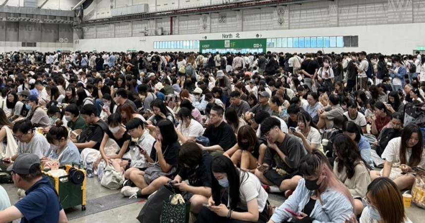 「2025台灣文博會」品牌商展即日起開放一般民眾入場，排隊畫面讓網友笑稱是在排隊打疫苗。（圖／讀者提供）