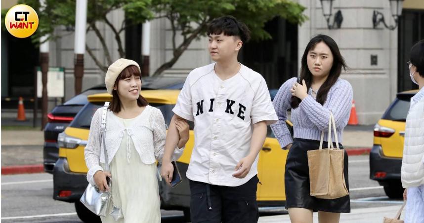 外面40℃、室內冷氣20℃？醫師警告這樣恐讓血壓劇烈波動，引發中風或心臟病。（示意圖／方萬民攝）