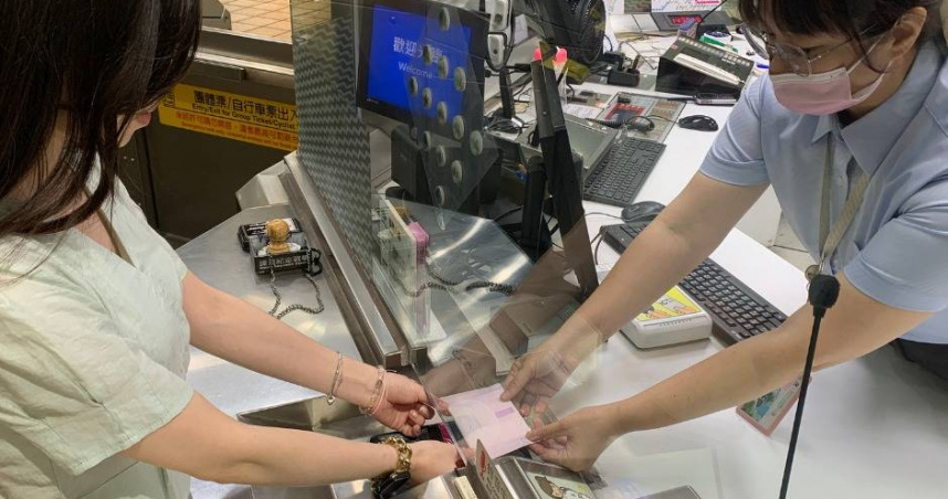 台北捷運提供女性民眾衛生棉，預防尷尬狀況。（圖／翻攝自台北捷運 Metro Taipei臉書）