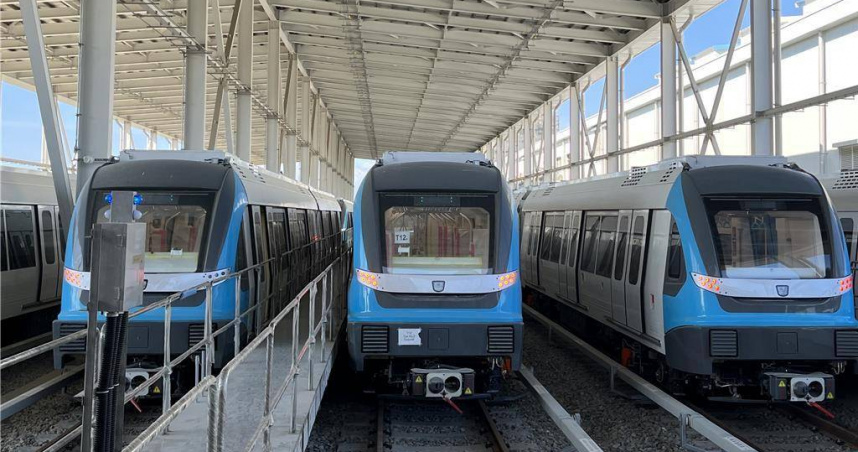 義大利設計、日本製造的三鶯線列車，歷經2年製作與分批運送，最後3列車順利來台加入測試行列。（圖／新北捷運局）