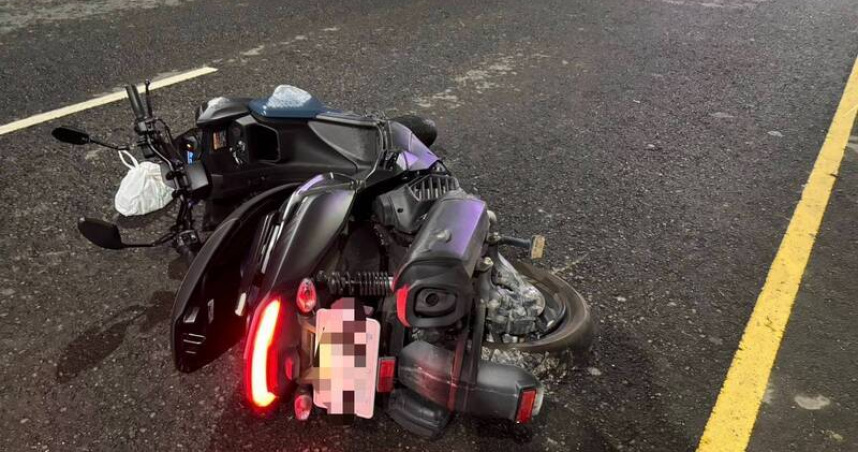 高雄大寮區188市道散落水泥塊，騎士疑輾過自摔命危送醫。（圖／翻攝畫面）