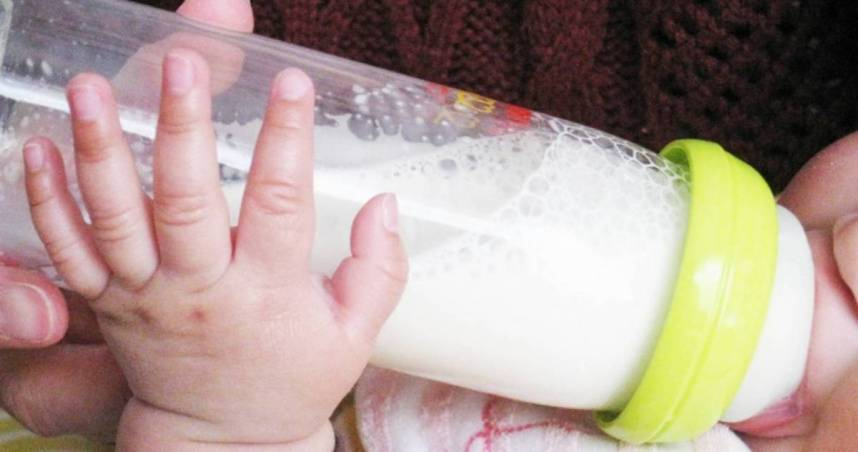 知名母嬰用品品牌「媽媽餵Mamaway」被衛福部食藥署認定涉及散播食安謠言，食藥署也依消費者政策管道（Consumer Policy Channel, CPC）通報Meta公司進行下架處理。（示意圖／翻攝自photoAC）