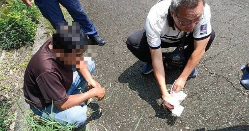 機車前置皮夾遭搶，女子被拖傷嫌犯2小時落網。（圖 ／翻攝畫面）