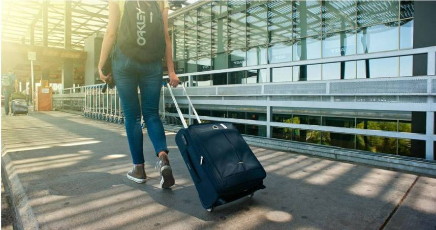 越來越多民眾出國不愛用登機箱，有內行人推薦使用行李袋，重量輕又不佔行李空間。（示意圖／pexels）