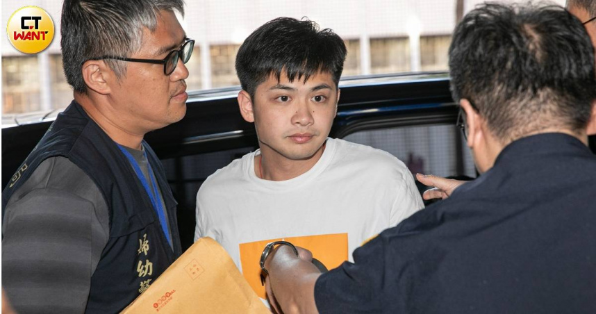 龔益霆今日下午4時36分在婦幼隊移送下抵達北檢，訊後檢方依涉嫌妨害性自主、妨害性隱私2罪名，諭令龔益霆以100萬元交保，限制出境。（圖／黃耀徵攝）