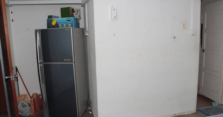 新加坡一名孕婦為逃離男友囚禁，從住處二樓窗戶爬出時墜地受傷，圖為住處現場。（圖／翻攝自新加坡法院文件）