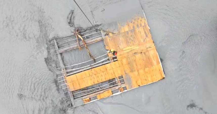 空勤總隊黑鷹直升機24日下午加入救援，成功救出受困的7位民眾。（圖／空勤總隊提供）