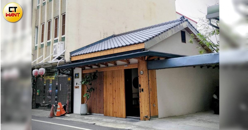 今年新開幕，由九十年老宅改建的獨棟民宿「弍秋」，只有一個房間，讓旅人能充分享受獨旅或兩人相伴，在嘉義展開屬於自己的旅程。（圖／高靜玉攝）