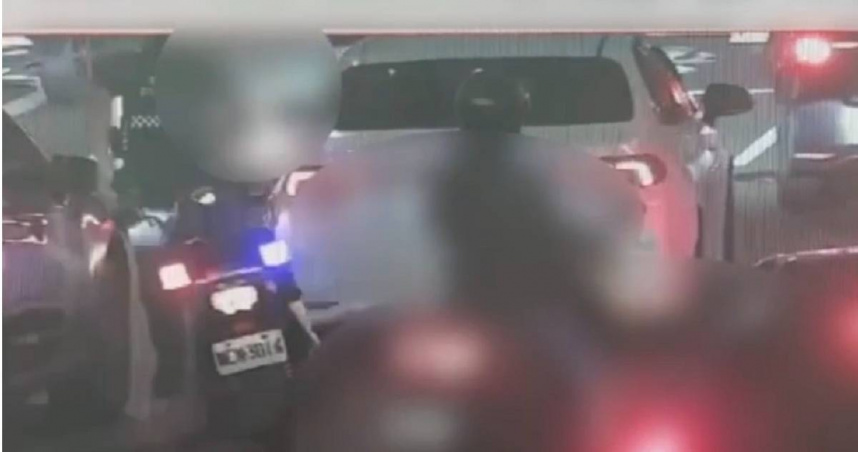 今（28）日晚間，高雄新興警方在巡邏時，發現一輛白色自小客車在路邊違規停車，上前盤查時卻遭對方拒檢衝撞。警方擔心對方行徑失控造成更多傷亡，朝對方輪胎連開9槍嚇阻，不過仍遭對方逃逸。（圖／翻攝畫面）