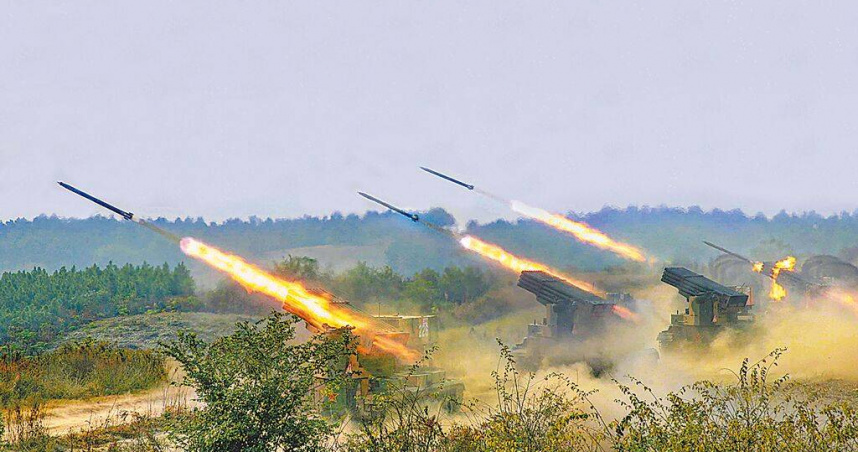 共軍發射火箭炮。（圖／新華社）