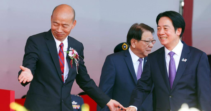 雙十國慶登場，賴清德總統以「變局中 奮起的新台灣」為題發表講話後，大會主席、立法院長韓國瑜（左）復位主持後說，「變局之中奮起的新台灣，今天我們繼續邀請日華懇台會......」，突然眉頭一皺，暫時中斷典禮。圖為會中韓國瑜歡迎賴清德進場。（圖／中國時報鄧博仁攝）