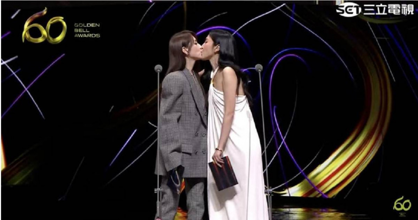 柯佳嬿與楊謹華同台頒獎，從互嗆到嘴對嘴親吻，驚呆全場觀眾。（圖／翻攝自YT，金鐘獎 Golden Bell Awards）