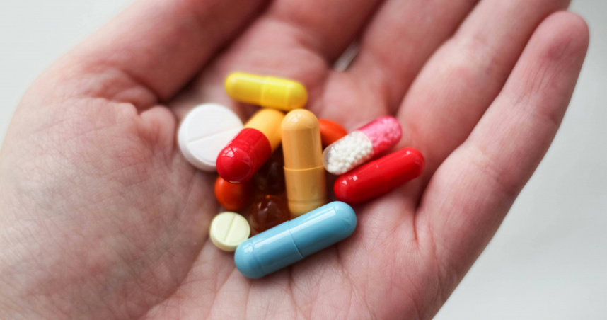 一名網友不滿鄉下小藥局販售的成藥價格較高。（示意圖／翻攝自unsplash）