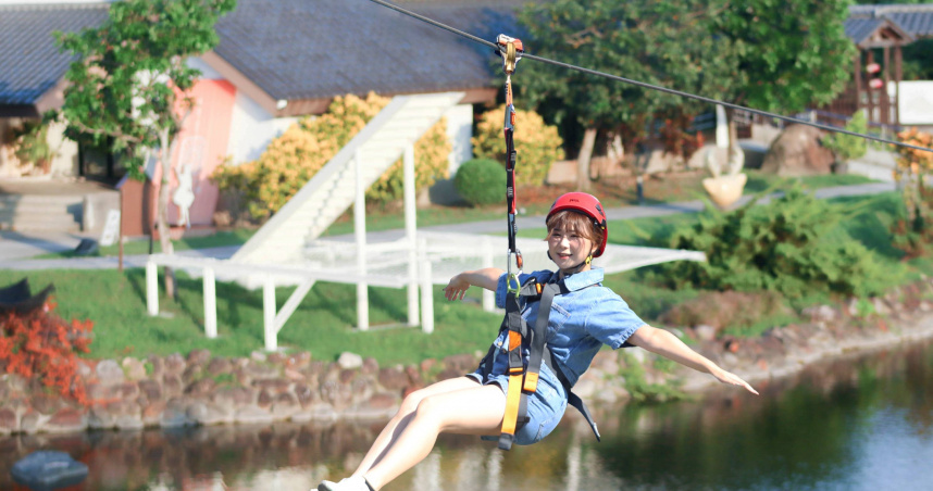 宜蘭綠舞飯店推「卡比巴拉躍湖號」滑索，為宜蘭首家飯店引進滑索設施，全長85公尺、旅客可乘著滑索飛越湖面，俯瞰整座日式主題園區與湖光山色。（圖／宜蘭綠舞提供）
