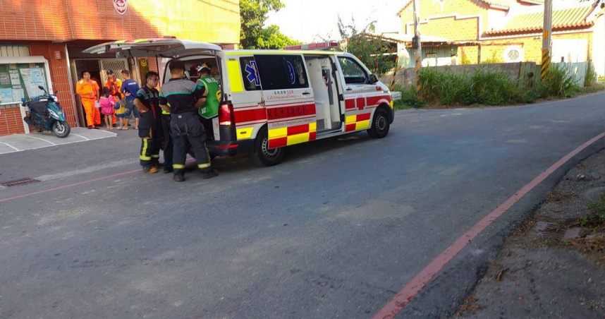 彰化縣芳苑鄉一輛載運觀光客的鐵牛蚵車在坡道上倒退滑行後翻覆，造成10名遊客受傷送醫。（圖／翻攝畫面）