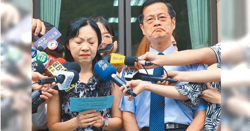 最高法院法官周盈文（右）昏到在辦公室，所幸法官助理及時發現緊急送醫，左為剛退休的周盈文妻子、前高院庭長楊絮雲。（圖／報系資料照）