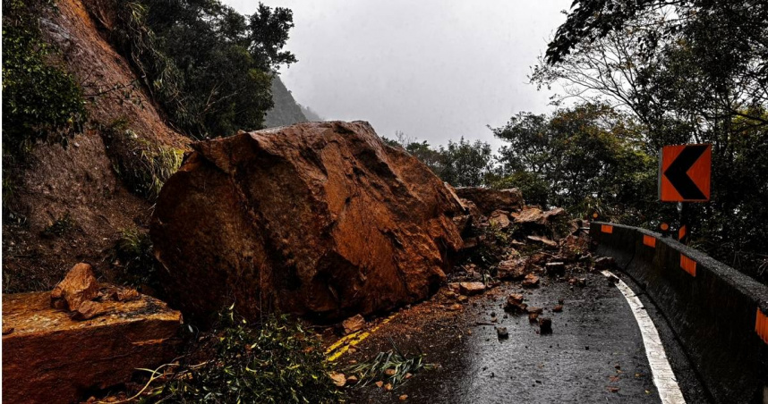 新北市雙溪區102線22.5公里處18日上午7時許發生土石坍方事故。（圖／翻攝畫面）