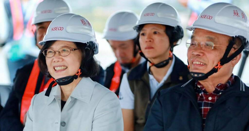 前總統蔡英文（左起）近期與前閣揆蘇貞昌同框視察建設，讓政壇議論紛紛。（圖／翻攝自蔡英文臉書）