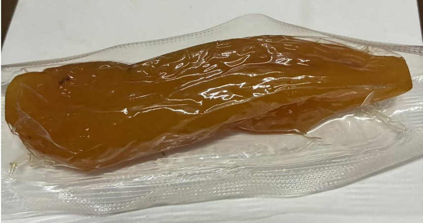 一位網友在臉書網購烏魚子，實際拆箱查看卻是蕃薯乾。（圖／翻攝自臉書／爆怨公社）