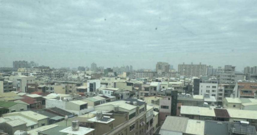 台南市這幾天空品狀況均不理想，東區、永康區昨深夜還瀰漫一股燒焦味。（圖／中國時報曹婷婷攝）