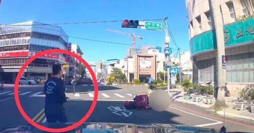 街頭驚險一幕！38歲女外送員低血糖發作倒地　警秒救命全程護送