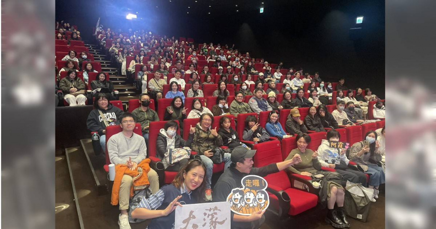 9m88（左）和胡智強（右）不斷謝謝影迷外，也盼大家繼續塞滿戲院。（圖／華文創提供）