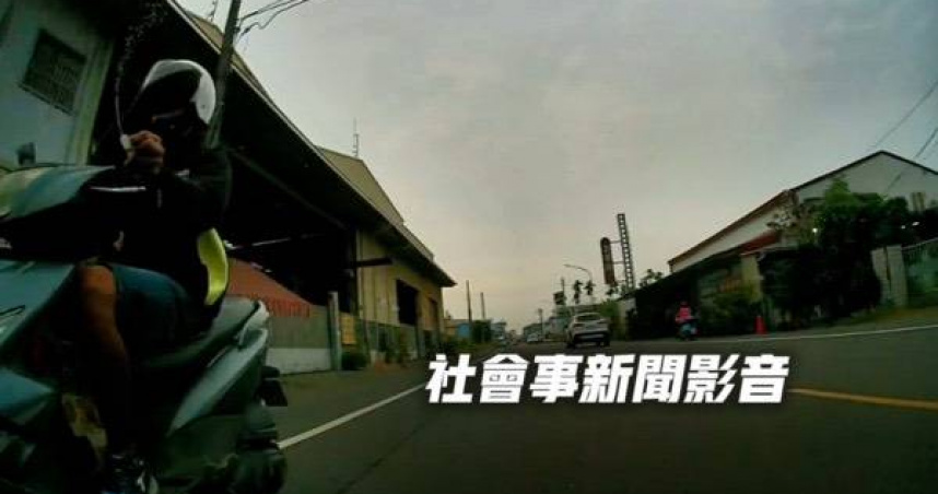 屏東神祕男騎士尾隨噴液，25歲女子嚇到報警。（圖 ／翻攝畫面）