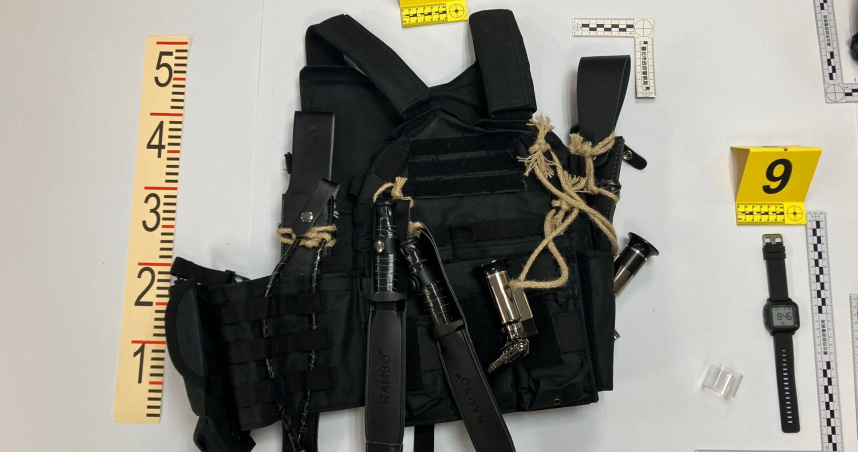 警方在張文投訴的旅館中，查獲大量汽油彈與刀具。(圖／翻攝畫面)