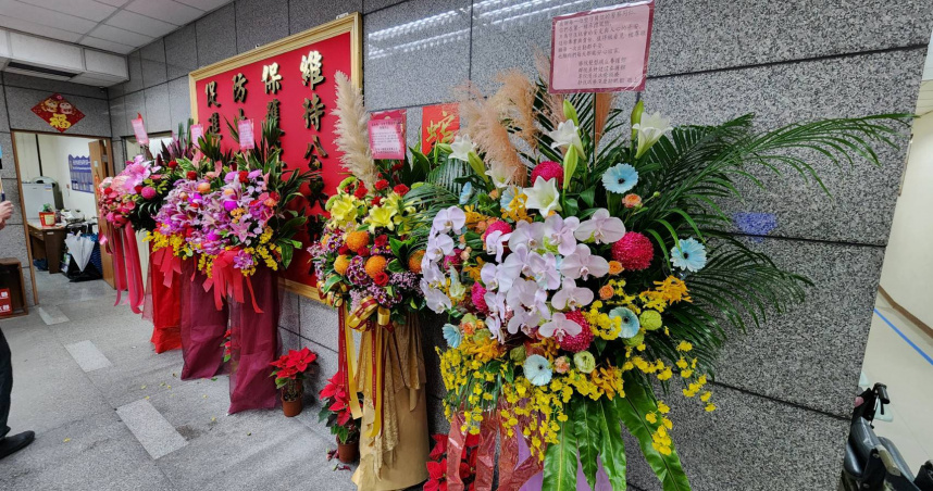 有民眾手寫卡片與送花至中正一分局致意。（圖／翻攝畫面）