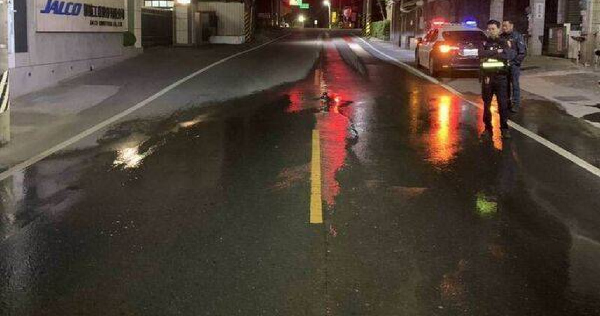 花壇彰員路深夜變水鄉澤國20公尺積水嚇壞用路人。（圖 ／翻攝畫面）