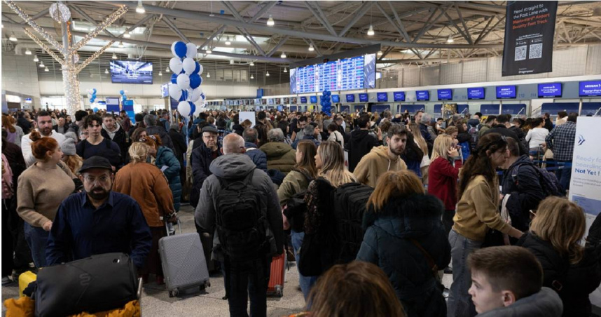 希臘雅典的「埃萊夫塞里奧斯·韋尼澤洛斯國際機場」4日陷入混亂。（圖／達志／美聯社）