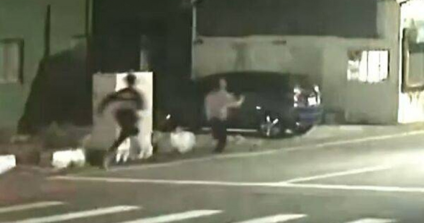 鹿港超商驚險追逐戰，越南失聯移工狂奔遭逮。（圖 ／翻攝畫面）