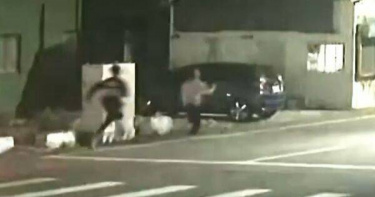 鹿港超商驚險追逐戰，越南失聯移工狂奔遭逮。（圖 ／翻攝畫面）