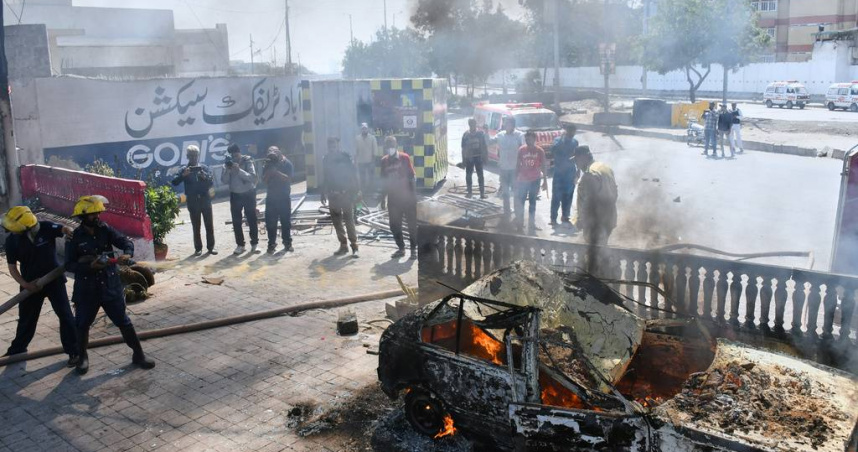 巴基斯坦南部大城卡拉奇1座美國領事館外，週日清晨爆發流血衝突，至少9人喪生。（圖／達志／美聯社）