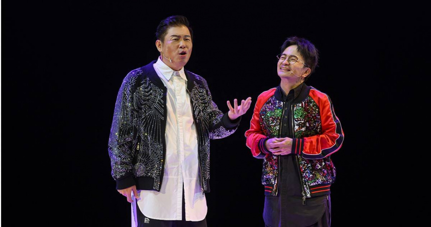 《英雄所賤略同》曾國城（左）和唐從聖在《會演是英雄》舞台上展現高度即興張力，令人期待新的火花。（圖／英雄會文創）