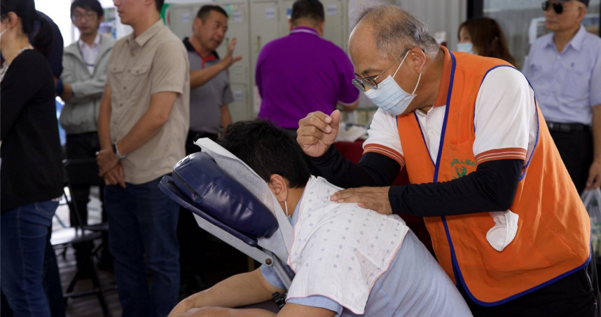 高雄市政府交通局自5月1日起，每週將聘請視障按摩師進駐全市14處公車場站，預計提供490場次，讓駕駛能好好放鬆。（圖／翻攝自臉書／高雄市政府交通局﻿）