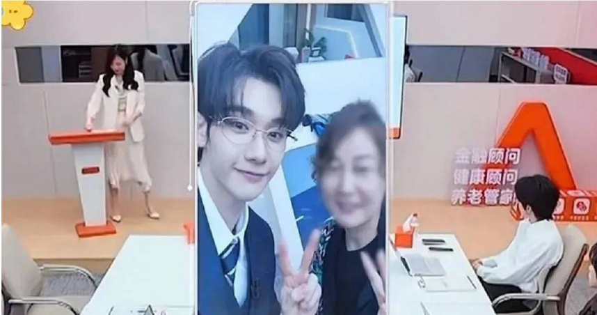 拍照時比「YA」或剪刀手是不少人的習慣，但專家提醒，若近距離高清拍攝且手指正對鏡頭，可能有指紋資訊外洩風險。（圖／翻攝自紅星新聞，下同）