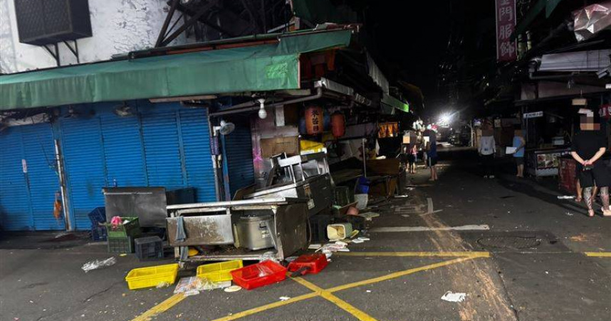 三重休旅車拒檢瘋飆入巷「撞碎整排市場攤販」　駕駛棄車逃逸警調監控追人