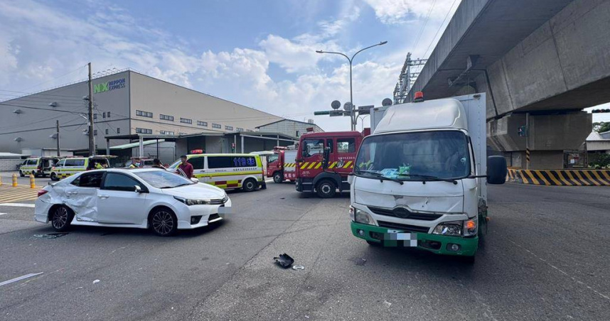 違規左轉瞬間撞上貨車！桃園驚傳4人送醫　10個月女嬰濺血受傷