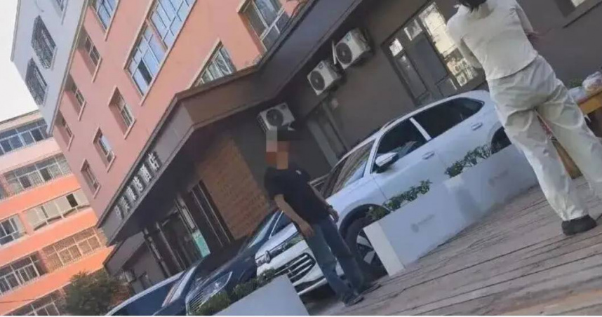 大陸一名旅客入住新疆伊寧飯店，因房間不足與同行友人睡在自家車內，退房時竟被收取「車上住宿費」，引發爭議。（圖／翻攝自錢江晚報）