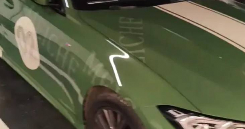 車主花1.3萬貼膜卻忘了浮水印，網友笑翻。（圖／翻攝自微博）