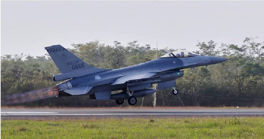 圖為1架我空軍F-16V戰機，在嘉義縣參加軍演時起飛。（圖／達志／美聯社）