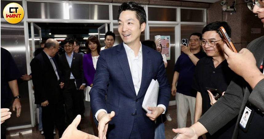 蔣萬安今日接受中天電視「綠也掀桌」節目專訪。（圖／方萬民攝）