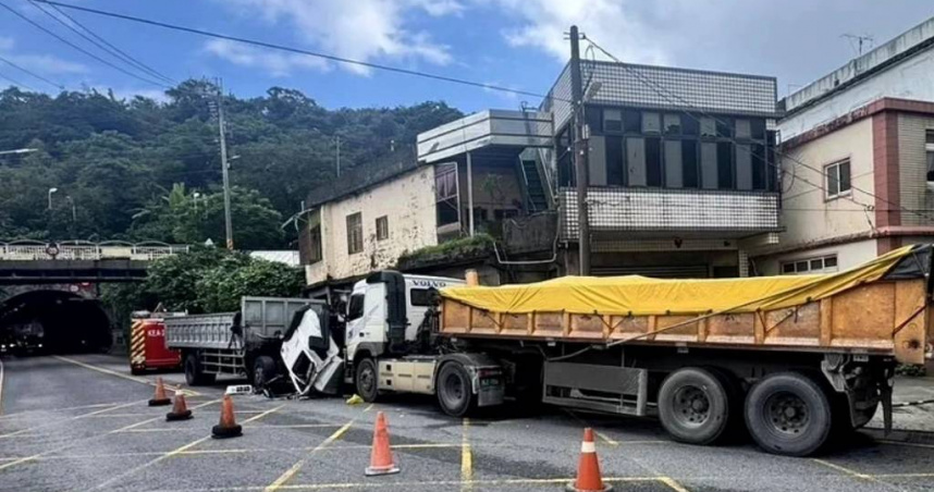 新北瑞芳台2線大貨車疑逆向對撞砂石車　車頭嚴重變形駕駛一度受困