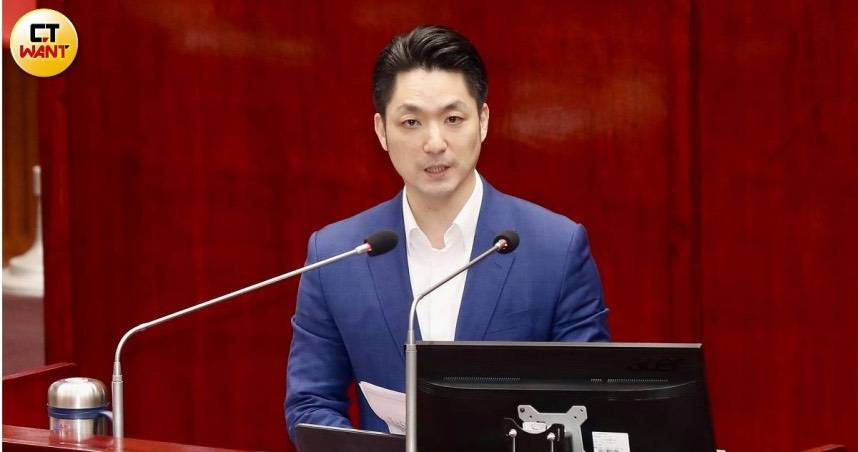 台北市長蔣萬安上午出席葫蘆寺祈安遶境活動前受訪，回應蔡康永因參與沈伯洋競選活動而遭中國網友抵制的爭議，強調尊重不同政治立場，反對因言論或政治選擇而遭到打壓。（圖／方萬民攝）