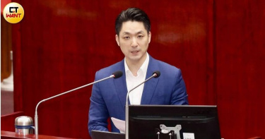台北市長蔣萬安上午出席葫蘆寺祈安遶境活動前受訪，回應蔡康永因參與沈伯洋競選活動而遭中國網友抵制的爭議，強調尊重不同政治立場，反對因言論或政治選擇而遭到打壓。（圖／方萬民攝）