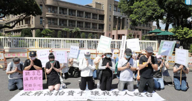 疫情管制已鬆綁小明卻仍回不來 家長落淚下跪請政府高抬貴手